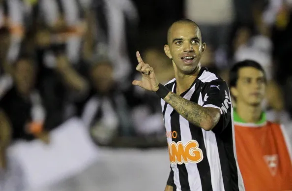 Diego Tardelli, camisa 9 do Atlético-MG comemora um gol marcado contra o Fluminense durante uma partida do Brasileirao Series A 2014. Foto: Washington Alves/Getty Images