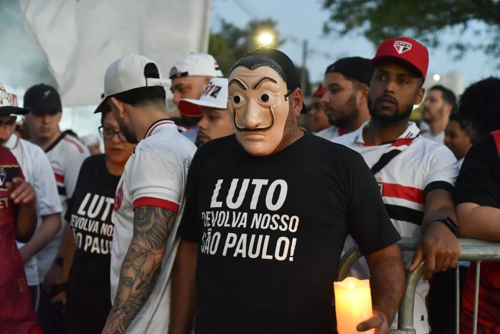 Torcida do São Paulo protesta antes da partida contra Ceará no Morumbis. Foto: Jota Erre/AGIF