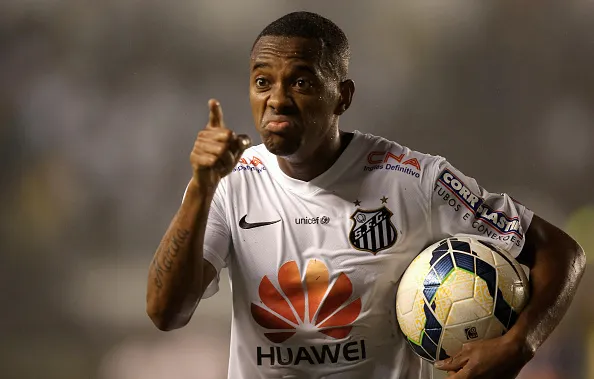 Robinho, jogador do Santos comemora seu gol com contra o Cruzeiro na Vila Belmiro em 2014. Foto: Friedemann Vogel/Getty Images