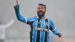 Douglas vestiu a camisa 10 do Grêmio.
