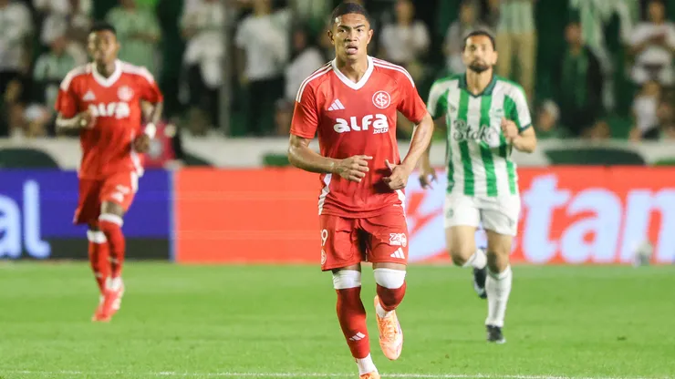 Luis Otavio foi titular do Internacional contra o Juventude.