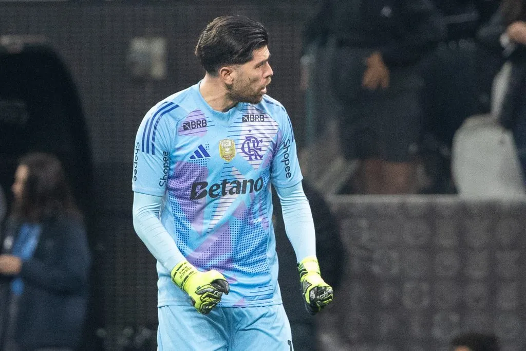 Rossi pega mais um pênalti em vitória contra o Corinthians. Foto: Joisel Amaral/AGIF