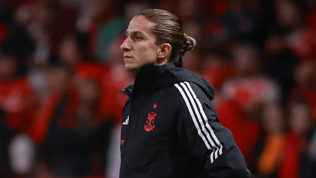 Filipe Luís durante partida. Foto: Maxi Franzoi/AGIF