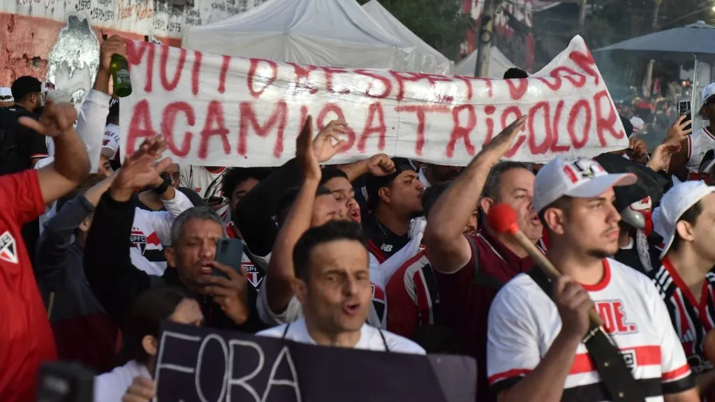 Torcida do São Paulo protesta antes da partida contra Ceará Morumb. Foto: Jota Erre/AGIF