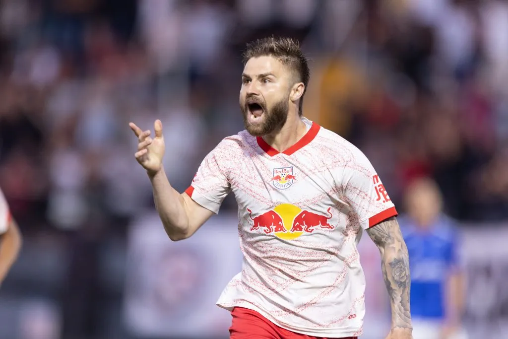 Eduardo Sasha, jogador do Bragantino comemora seu gol durante partida contra o Cruzeiro no estadio Nabi Abi Chedid pelo campeonato Brasileiro A 2024. Foto: Diogo Reis/AGIF