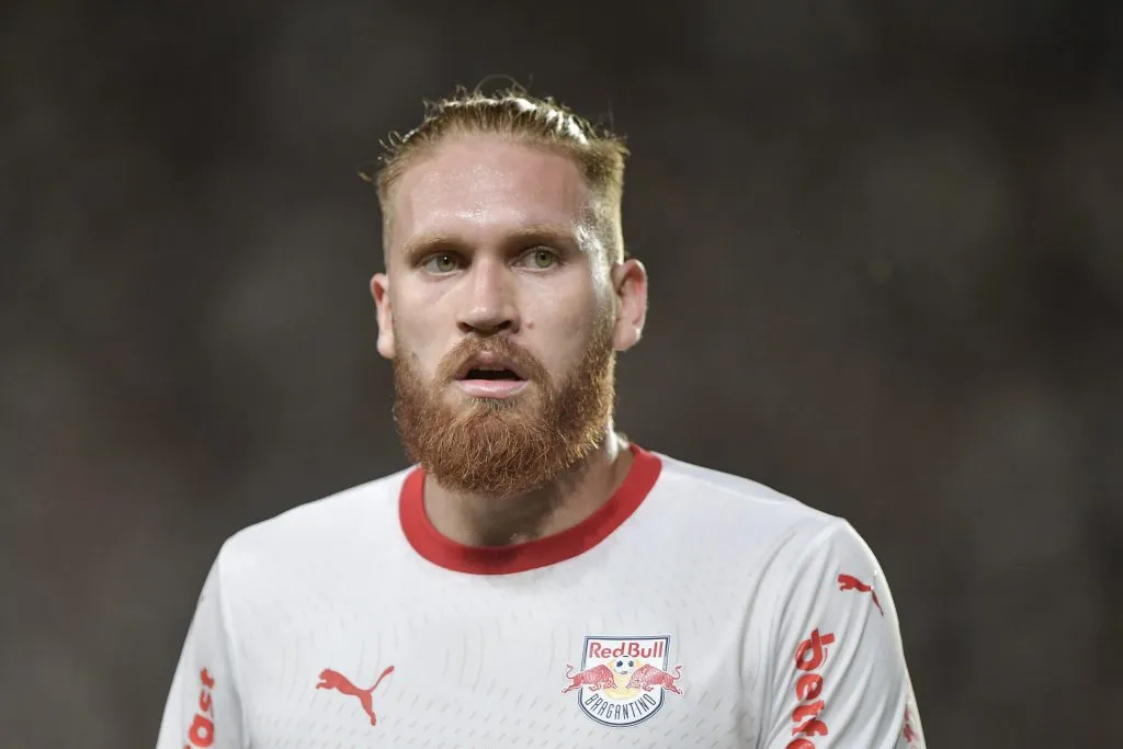 Isidro Pitta, jogador do Bragantino durante partida contra o Vasco no estadio Sao Januario pelo campeonato Brasileiro A 2025. Foto: Thiago Ribeiro/AGIF