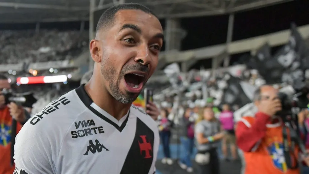 Jogador vem sendo monitorado pela Seleção Brasileira junto com Rayan no vasco – Foto: Thiago Ribeiro/AGIF