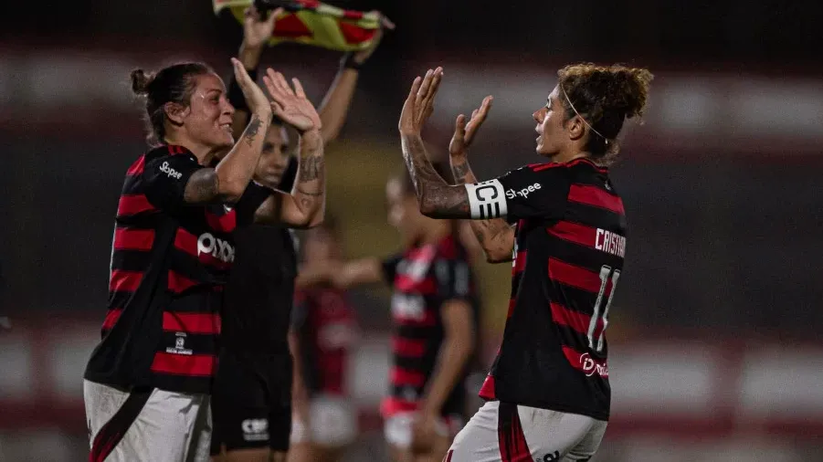 Cristiane comemora gol com jogadora do Flamengo