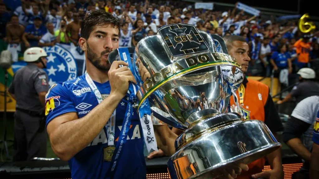 Lucas Silva beijando a taça da Copa do Brasil em 2018. Foto: Vinnicius Silva/Cruzeiro