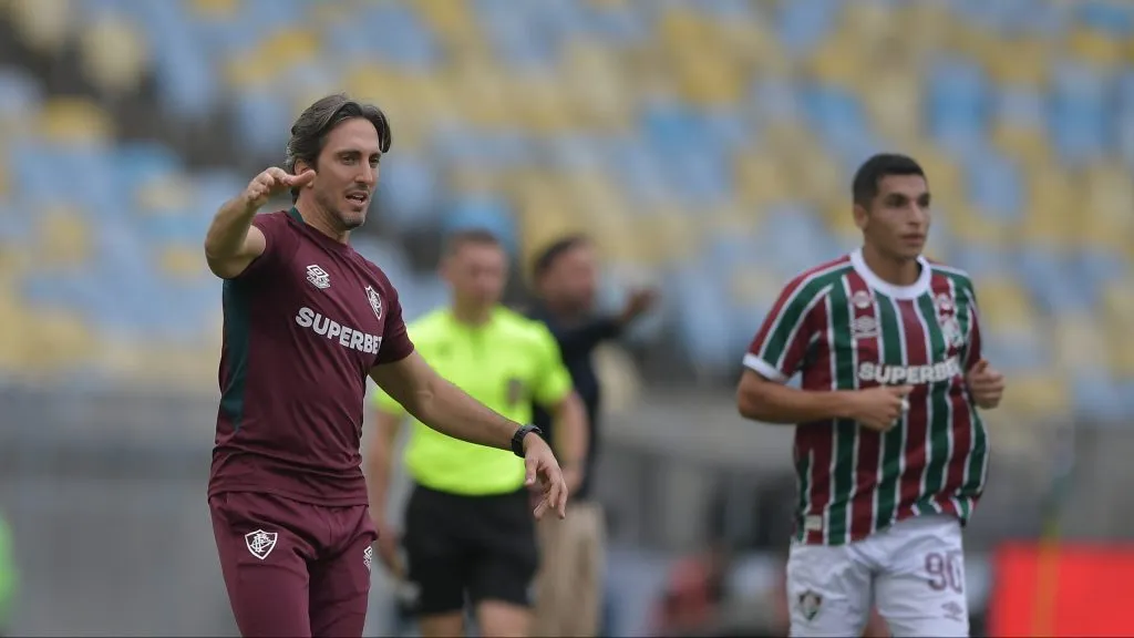 Zubeldía em ação na vitória do Tricolor no Clássico contra o Botafogo – Foto: Thiago Ribeiro/AGIF