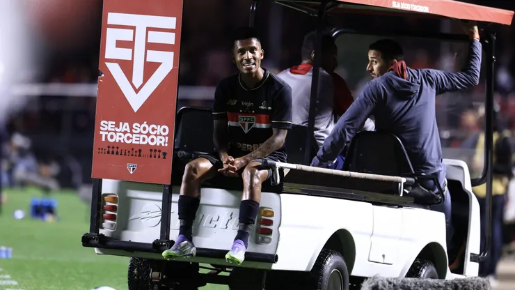 Marcos Antonio jogador do Sao Paulo deixa o campo durante partida contra o Atletico-MG no estadio Morumbi pelo campeonato Brasileiro A 2025. Foto: Marcello Zambrana/AGIF