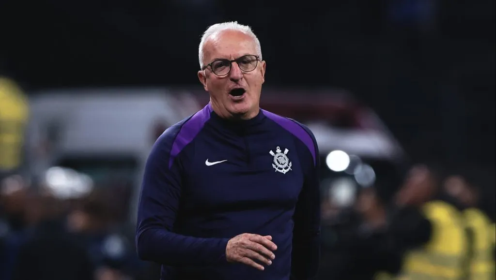 Dorival Jr. tecnico do Corinthians reclama com a arbitragem durante partida contra o Flamengo no estadio Arena Corinthians pelo campeonato Brasileiro A 2025. Foto: Ettore Chiereguini/AGIF