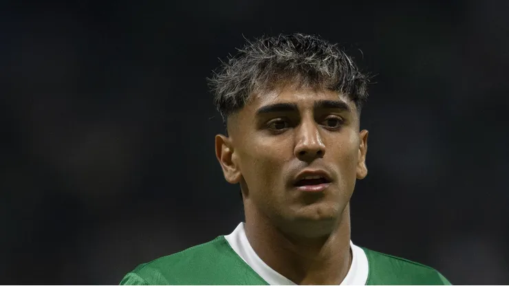 Facundo Torres durante partida contra o Internacional.