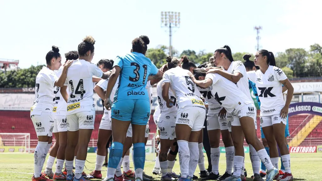 Elenco do Santos Feminino em campo