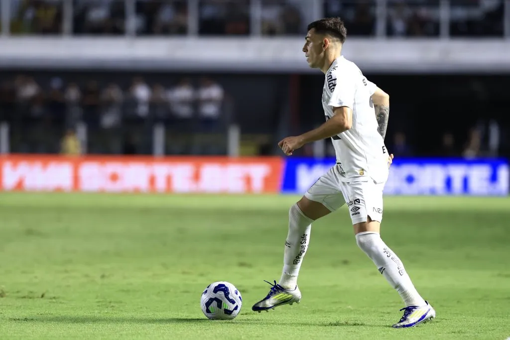 Gonzalo Escobar, jogador do Santos durante partida contra o CRB no estadio Vila Belmiro pelo campeonato Copa Do Brasil 2025. Foto: Marcello Zambrana/AGIF