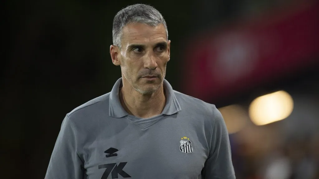 Juan Vojvoda jogador do Santos durante partida contra o Bragantino no estadio Cicero De Souza Marques pelo campeonato Brasileiro A 2025. Foto: Anderson Romao/AGIF