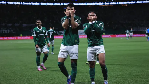 Flaco Lopez jogador do Palmeiras comemora seu gol com Vitor Roque jogador da sua equipe durante partida contra o River Plate no estadio Arena Allianz Parque pelo campeonato Copa Libertadores 2025. Foto: Ettore Chiereguini/AGIF