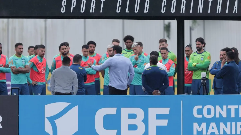 Samir Xaud presidente da CBF conversa com jogadores antes de treino no Centro de Treinamento CT Joaquim Grava. Foto: Ettore Chiereguini/AGIF