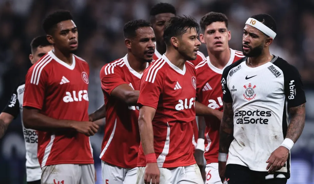 Jogadores de Internacional e Corinthians durante partida do 1º turno – Foto: Ettore Chiereguini/AGIF