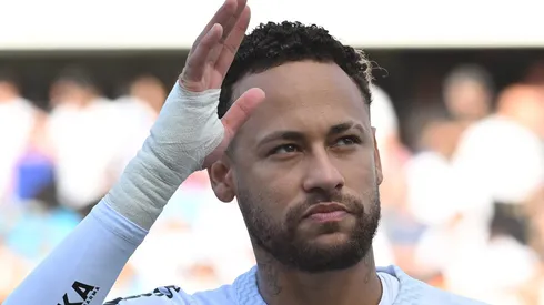 Ney durante jogo do Peixe na Vila Belmiro.