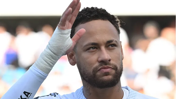 Ney durante jogo do Peixe na Vila Belmiro.