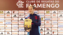 Filipe Luís, na homenagem que recebeu pelo primeiro aniversário como técnico rubro-negro (Adriano Fontes/Flamengo)