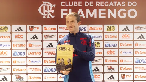 Filipe Luís, na homenagem que recebeu pelo primeiro aniversário como técnico rubro-negro (Adriano Fontes/Flamengo)