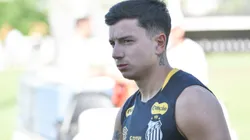 Alvaro Barreal, jogador do Santos durante treino no estadio CT Rei Pele. Foto: Jota Erre/AGIF