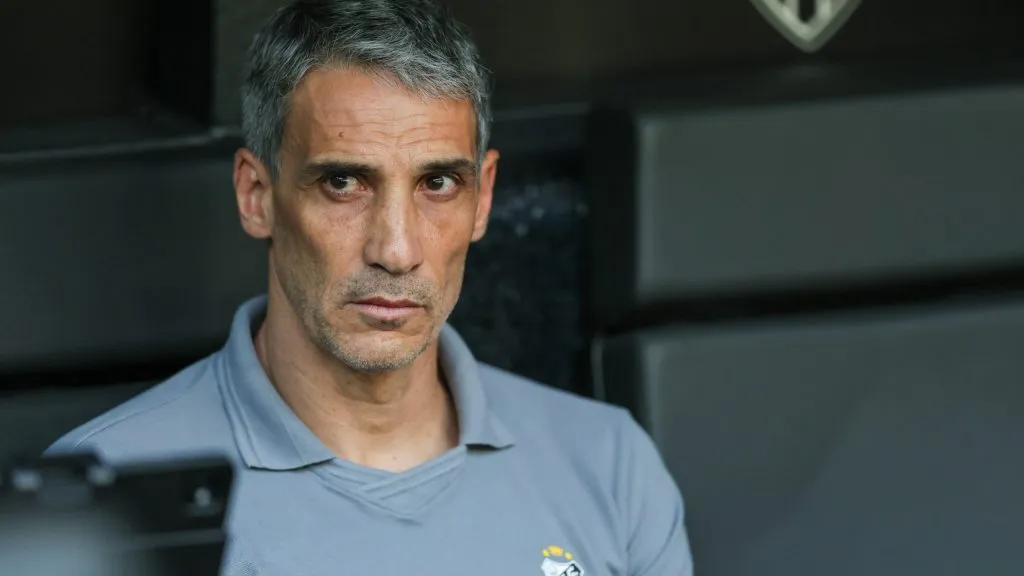 Juan Vojvoda tecnico do Santos durante partida contra o Atletico-MG no estadio Arena MRV pelo campeonato Brasileiro A 2025. Foto: Gilson Lobo/AGIF