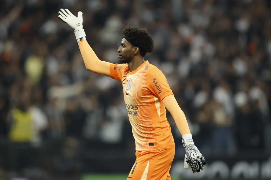 Hugo Souza goleiro do Corinthians lamentando durante Corinthians x Flamengo – (Photo by Miguel Schincariol/Getty Images)