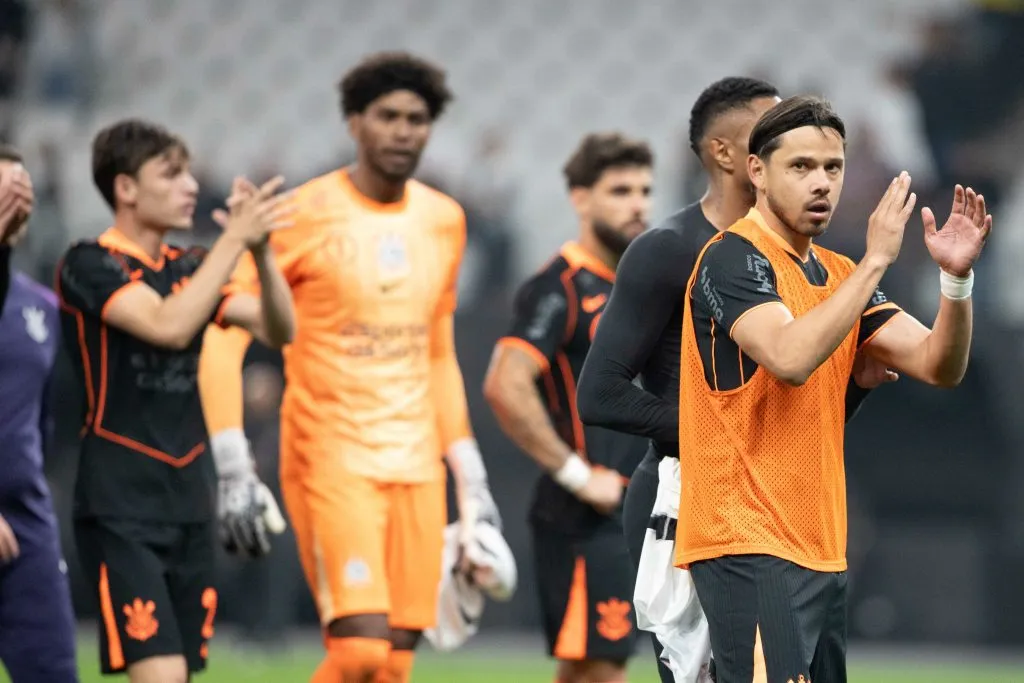 Romero e demais jogadores do Corinthians lamenta derrota ao final da partida contra o Flamengo – Foto: Joisel Amaral/AGIF