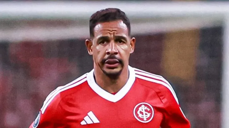 Fernando, ex-meio-campista do Internacional