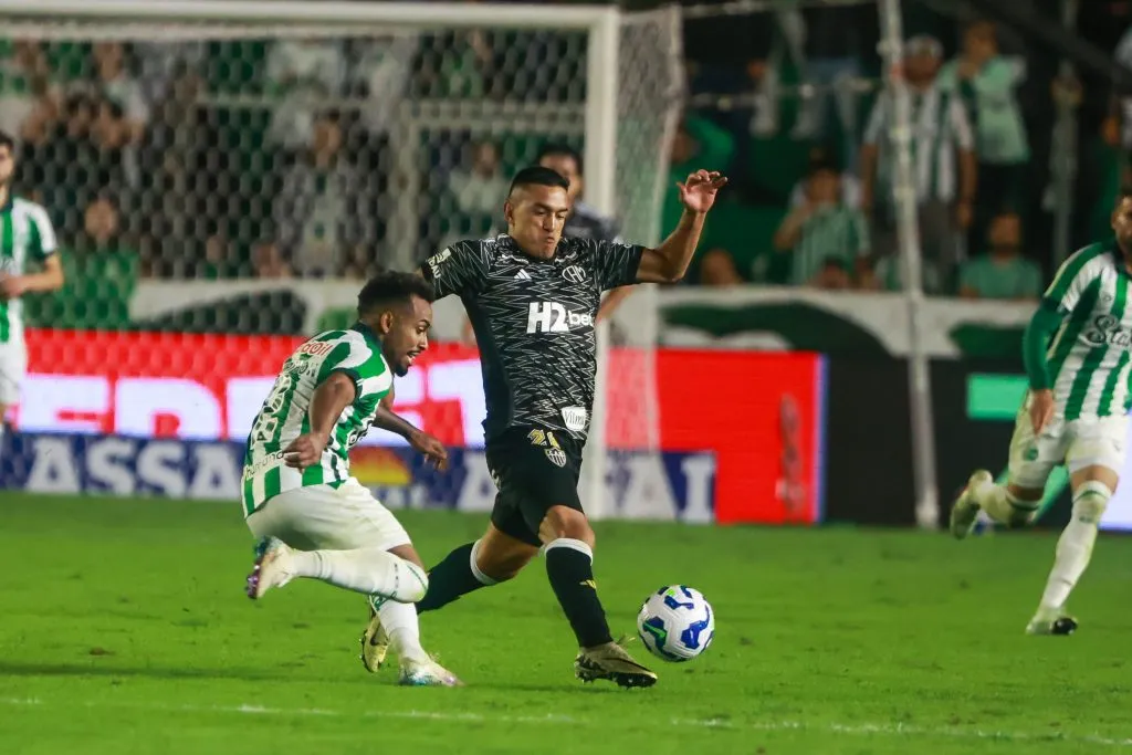 Ewerthon jogador do Juventude disputa lance com Cuello jogador do Atletico-MG durante partida no estadio Alfredo Jaconi pelo campeonato Brasileiro A 2025. Foto: Luiz Erbes/AGIF