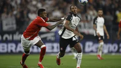 Talles Magno do Corinthians disputa lance com jogador do Internacional - (Photo by Miguel Schincariol/Getty Images)
