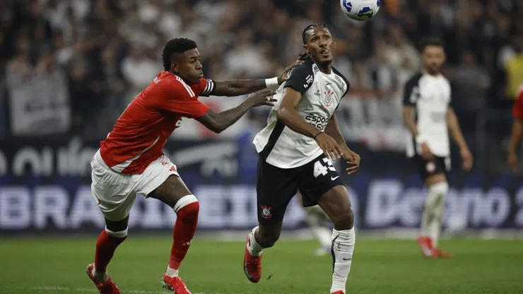 Talles Magno do Corinthians disputa lance com jogador do Internacional - (Photo by Miguel Schincariol/Getty Images)