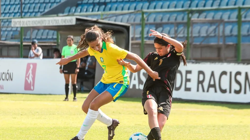 Jogadoras do Brasil e Peru em duelo pela Liga Evolução Conmebol Sub-15