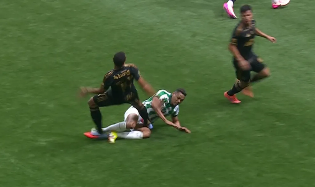 Falta de Vitor Hugo em cima de Mandaca (Foto: Reprodução/Premiere)