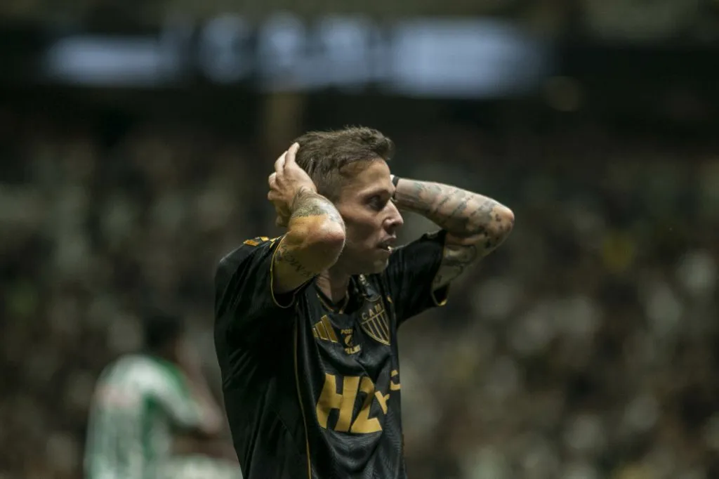 Bernard lamenta erro de jogada em Atlético x Juventude nesta segunda-feira – Foto: Fernando Moreno/AGIF
