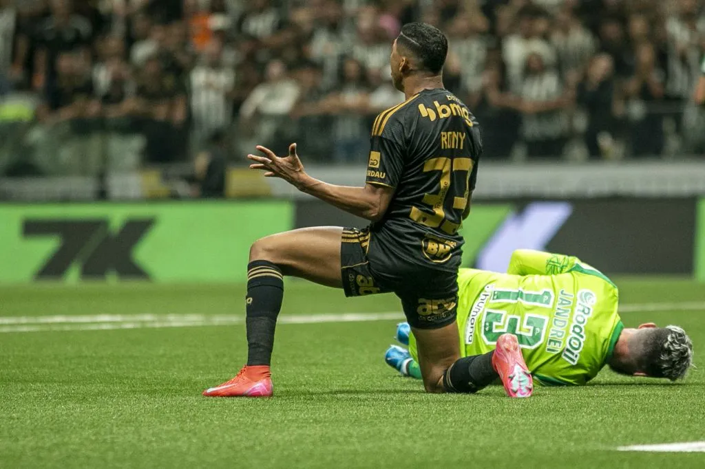 Rony fica irritado após chance desperdiçada em empate contra o Juventude. Foto: Fernando Moreno/AGIF