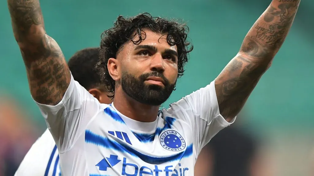 Gabigol saudando a torcida. Foto: Jhony Pinho/AGIF