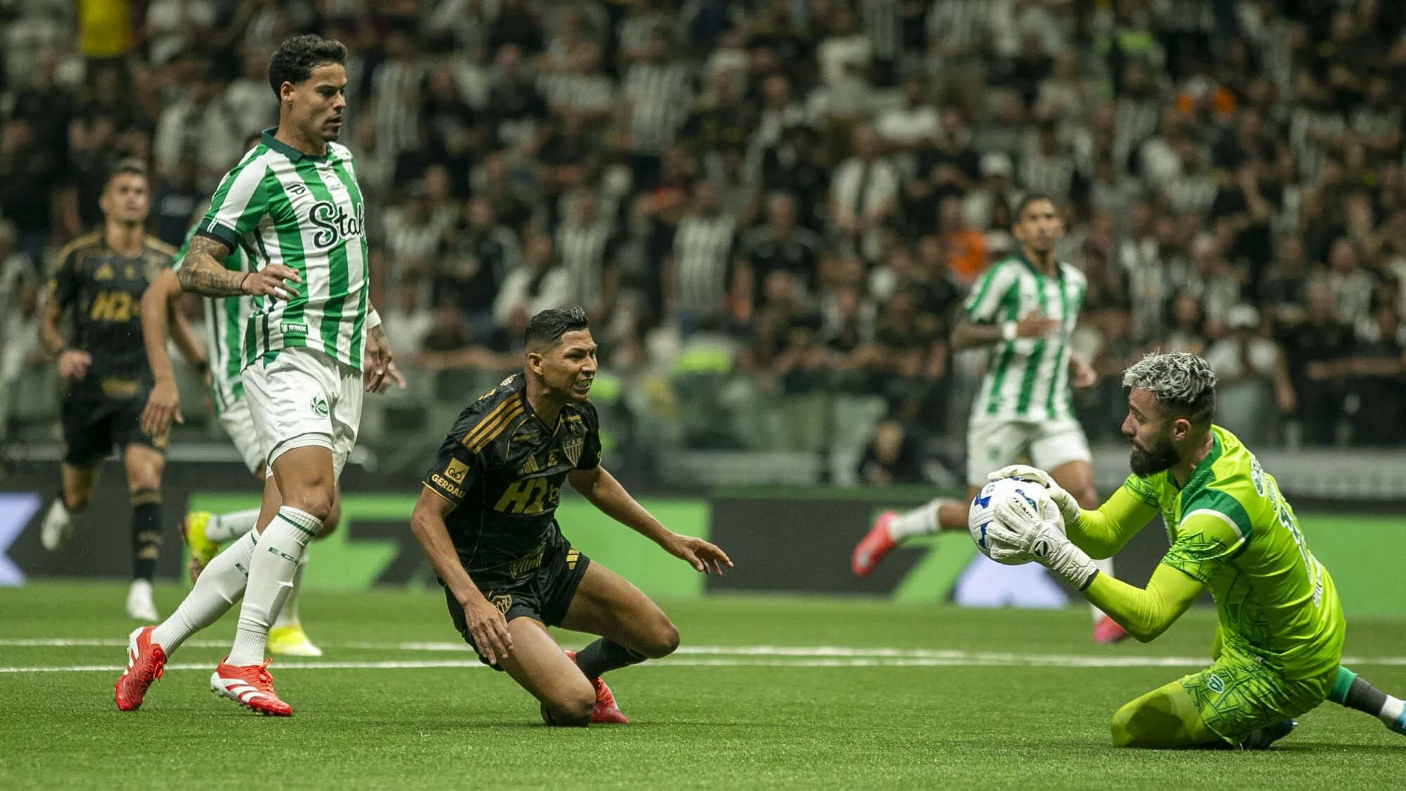 Atlético-MG não conseguiu furar o sistema defensivo do Juventude - Foto: Fernando Moreno/AGIF.