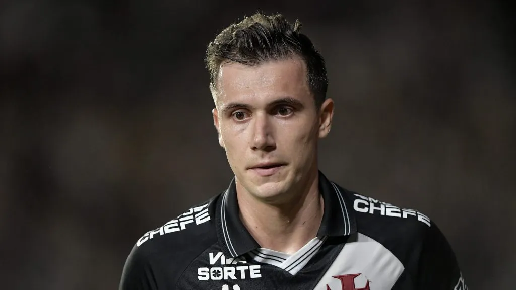 Lucas Piton é desfalque do Vasco para o decorrer da temporada – Foto: Thiago Ribeiro/AGIF