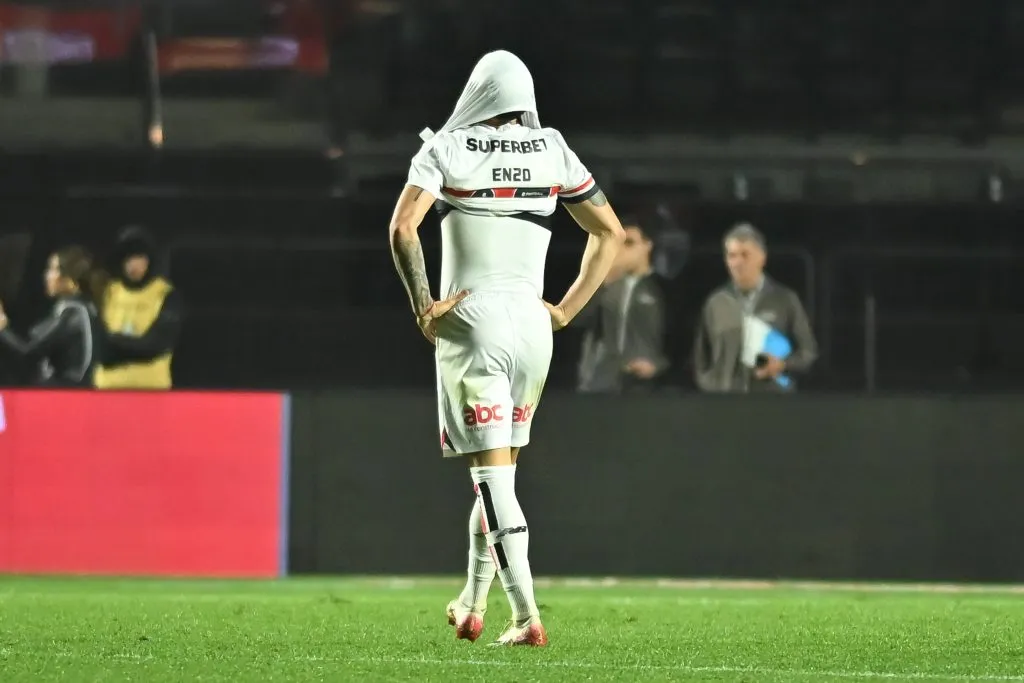 Enzo jogador do Sao Paulo lamenta derrota ao final da partida contra o Ceara no estadio Morumbi pelo campeonato Brasileiro A 2025. Foto: Jota Erre/AGIF