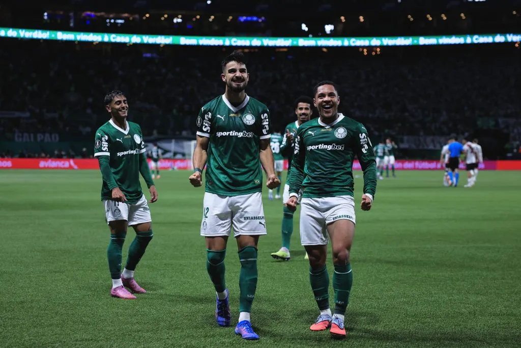 Flaco Lopez jogador do Palmeiras comemora seu gol com Vitor Roque jogador da sua equipe durante partida contra o River Plate no estadio Arena Allianz Parque pelo campeonato Copa Libertadores 2025. Foto: Ettore Chiereguini/AGIF