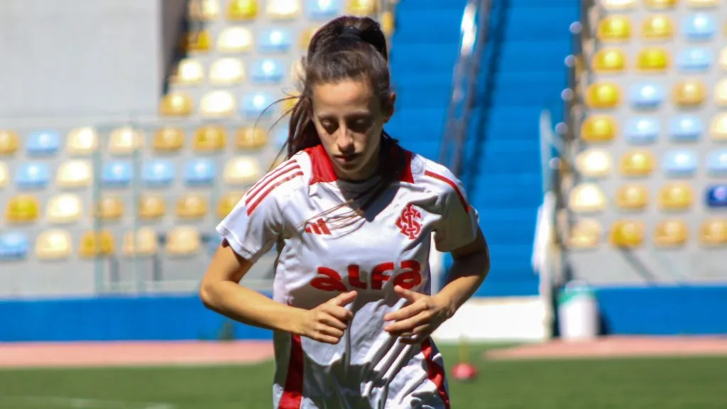 Jogadora do Internacional em treinamento