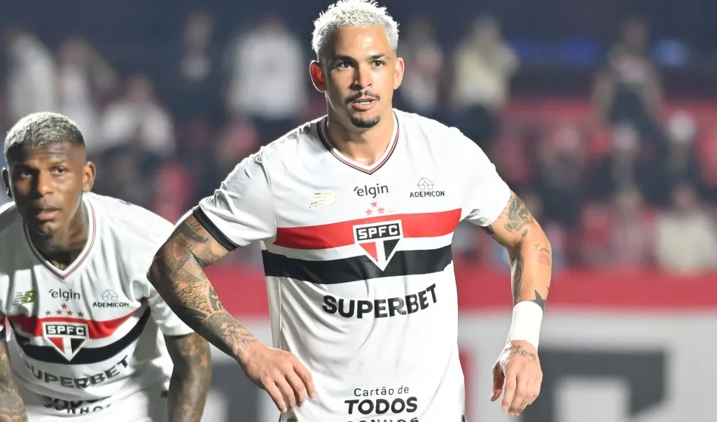 Luciano em ação pelo São Paulo no Campeonato Brasileiro – Foto: Jota Erre/AGIF