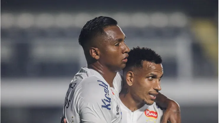 Morelos durante jogo do Peixe na Vila.
