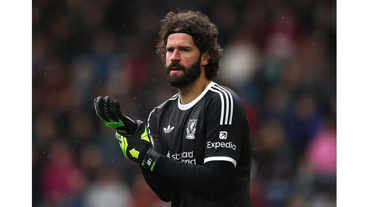 Alisson ainda é o favorito para ser o titular na Copa do Mundo. Foto: Stu Forster/Getty Images)