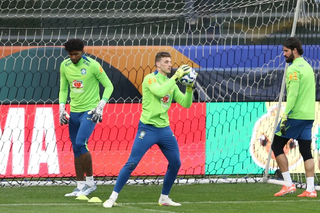 Bento, Hugo Souza e Alisson goleiros da Seleção Brasileira durante treino na Neo Quimica Arena em Sao Paulo -. Foto: Marlon Costa/AGIF