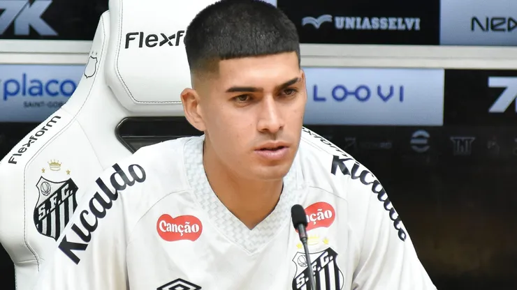 ADONIS FRIAS - Adonis Frias durante sua apresentacao oficial como jogador do Santos em coletiva de imprensa realizada no Vila Belmiro. Foto: Jota Erre/AGIF